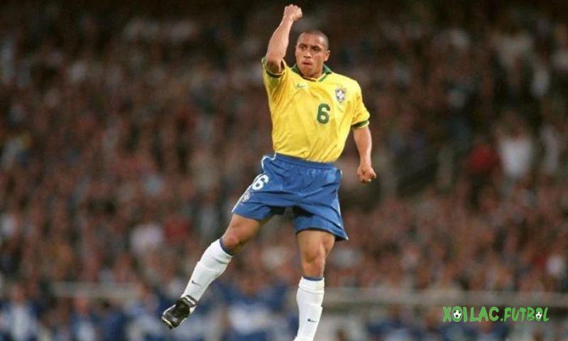 Roberto Carlos đá vị trí nào?